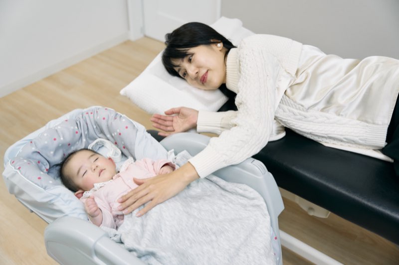 赤ちゃんと一緒に施術
