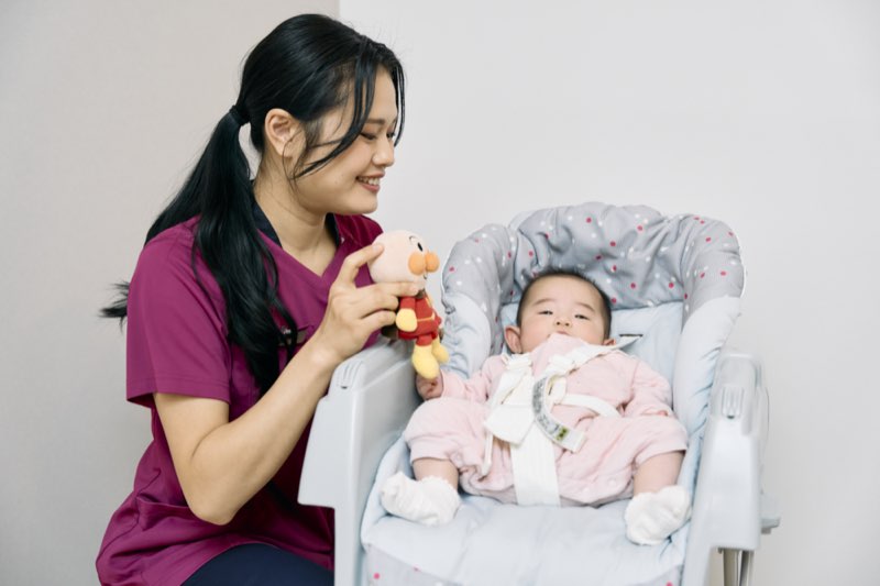 スタッフと赤ちゃん