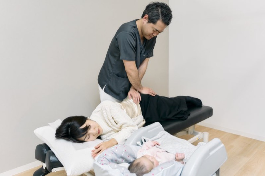赤ちゃんのすぐそばで受けられる産後骨盤リブ矯正